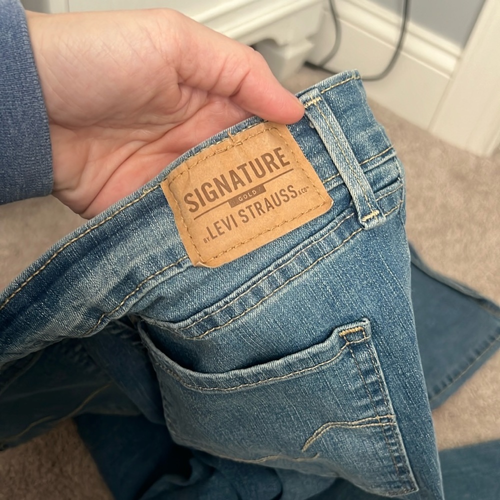 Women’s size 8 Levi’s shaping straight leg jeans